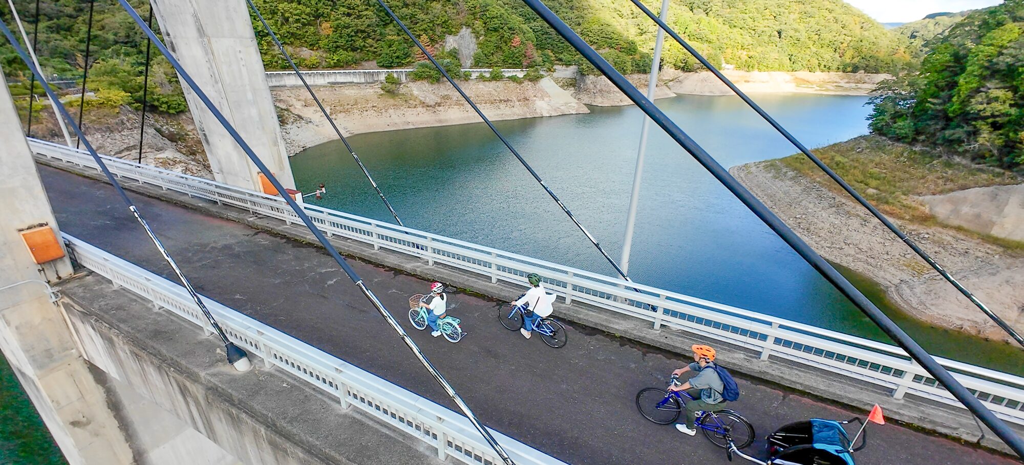 自然の中を走るレンタサイクル
