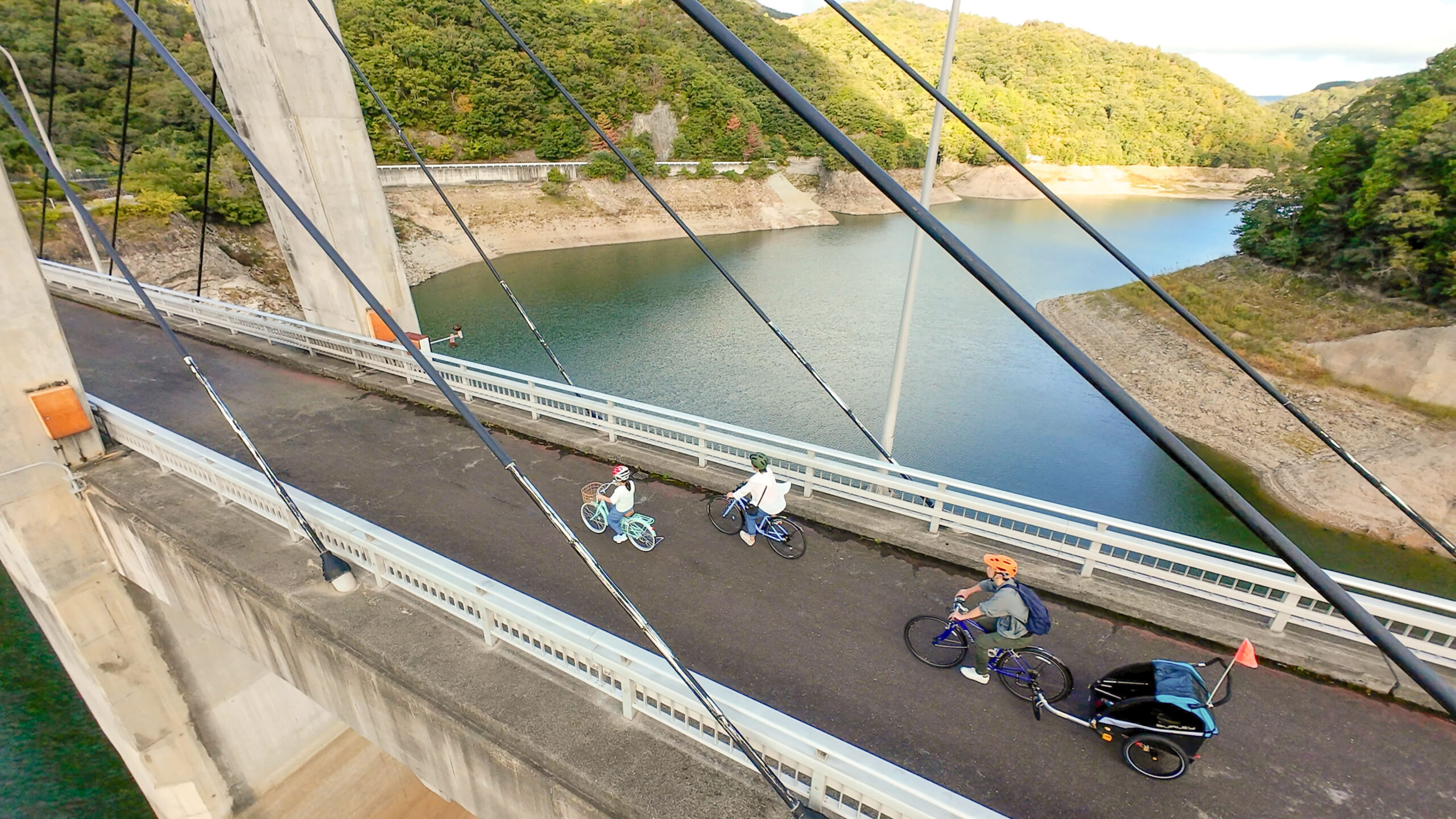自然の中を走るレンタサイクル